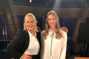 Katharina Bauer (r.) mit NDR-Talkshow-Moderatorin Barbara Schöneberger. Foto: privat